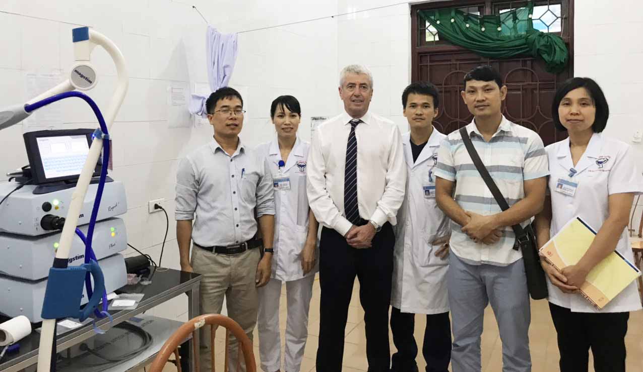 Chuyên gia đào tạo hướng dẫn trực tiếp máy Kích thích từ xuyên sọ ngay tại Bệnh viện sử dụng
