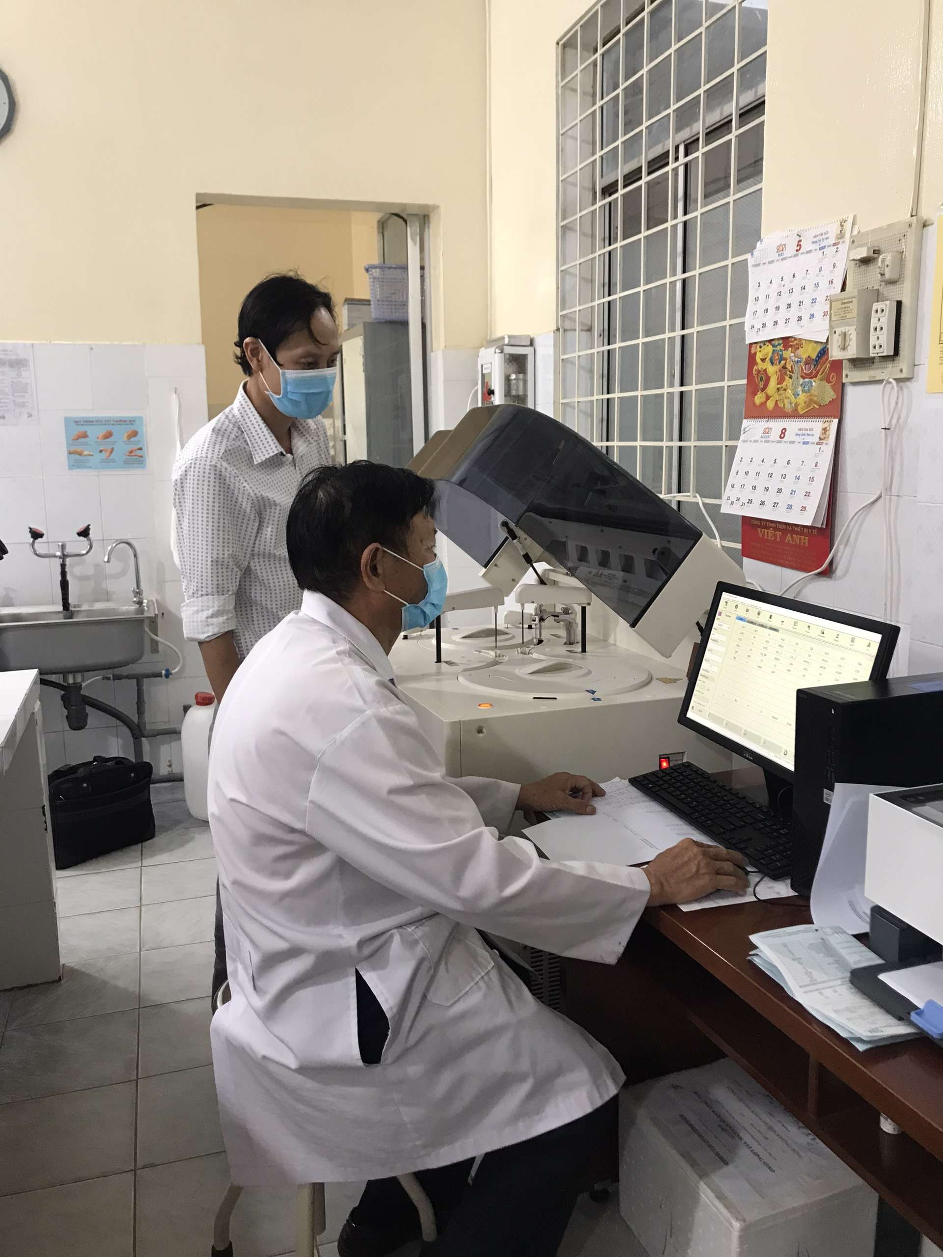 Máy xét nghiệm sinh hóa tự động 400 test - lắp đặt và hướng dẫn sử dụng tại nơi dùng bởi Anhngocmedical